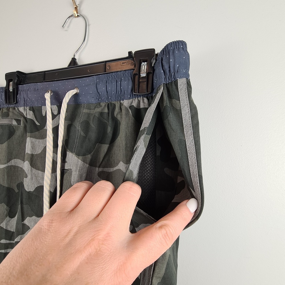 Vuori Short Mens XL Gray Camo Performance 4 Way Stretch Athletic Shorts Swim - Picture 8 of 12